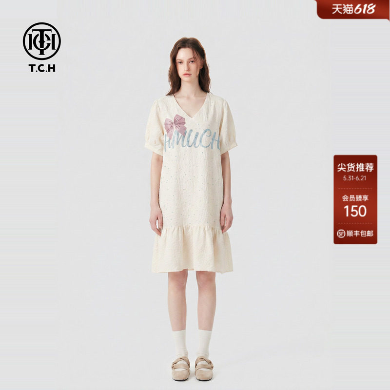 TCH蝴蝶结字母烫钻减龄连衣裙女米色V领泡泡袖宽松中长款荷叶边裙