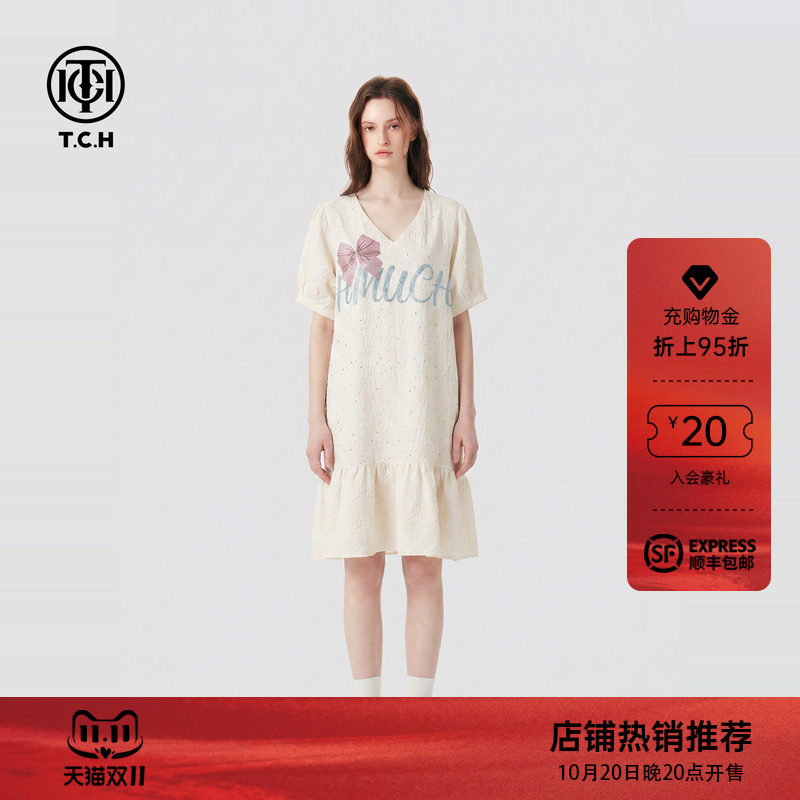 TCH蝴蝶结字母烫钻减龄连衣裙女米色V领泡泡袖宽松中长款荷叶边裙