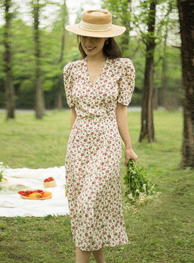 法式复古连衣裙夏绿色碎花显瘦v领显身材一片式裹身系带茶歇裙女