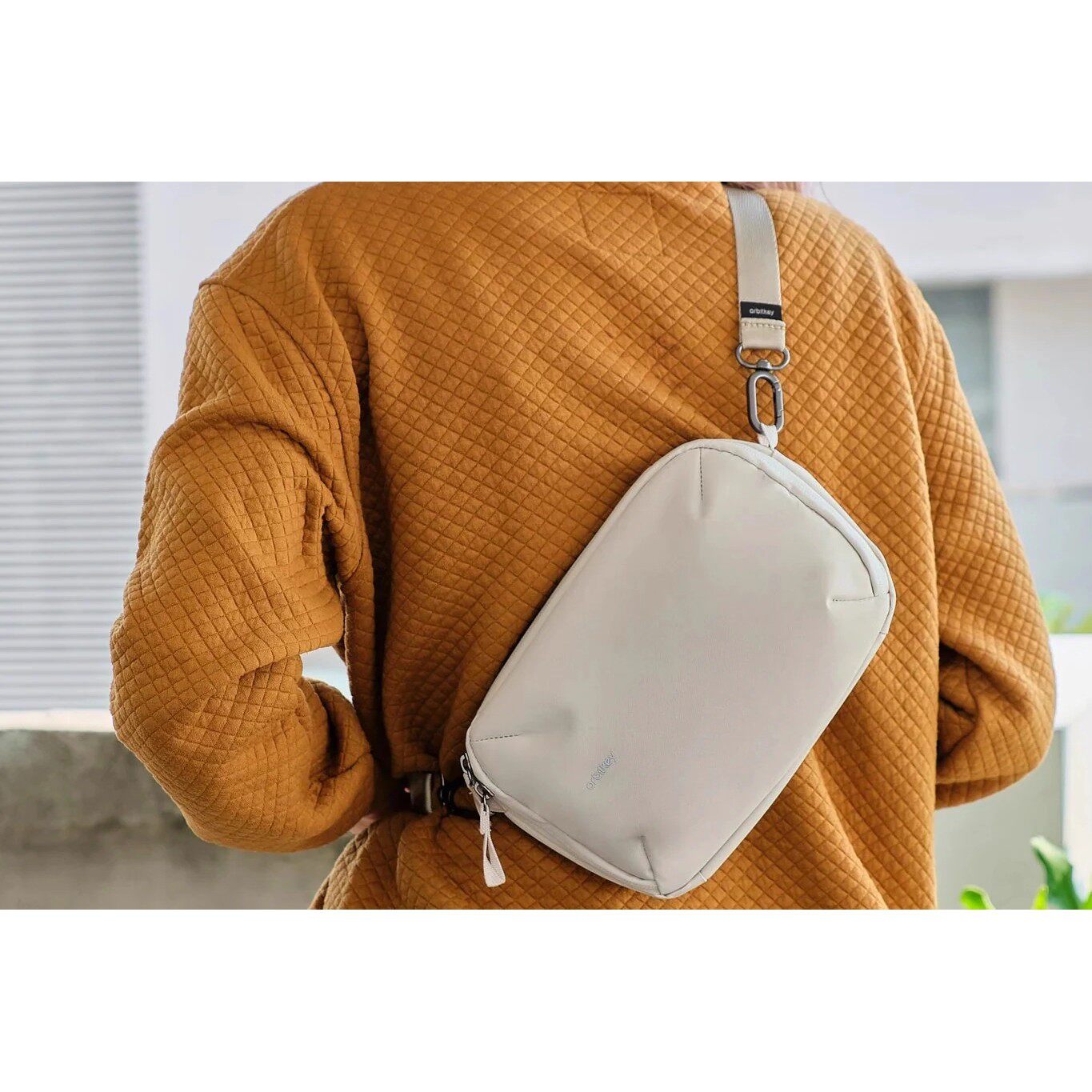 澳洲Orbitkey - Travel Sling 3L通勤大容量斜挎包旅行休闲单肩包 - 实物图