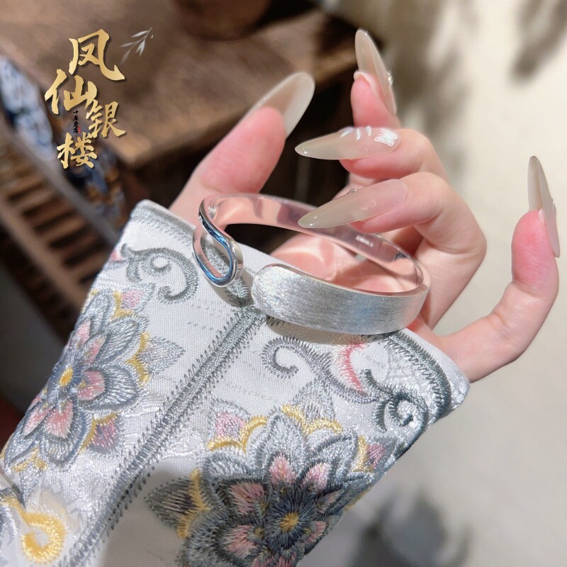 足银999.9女款半开窗轻奢手镯