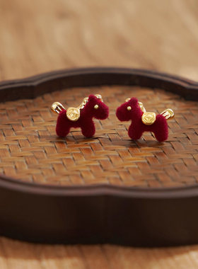 红色丝绒小马耳钉新年过年耳饰2026马年耳钉本命年耳环女