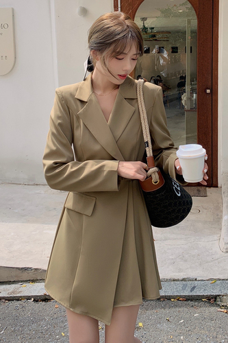 Actual shooting of 2021 autumn and winter new port style retro women's chic temperament Lapel waist closing suit dress