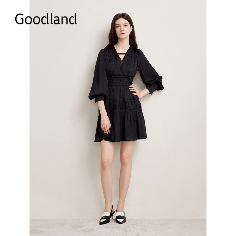 Goodland美地春季法式优雅收腰小黑裙琉璃缎面V字领连衣裙