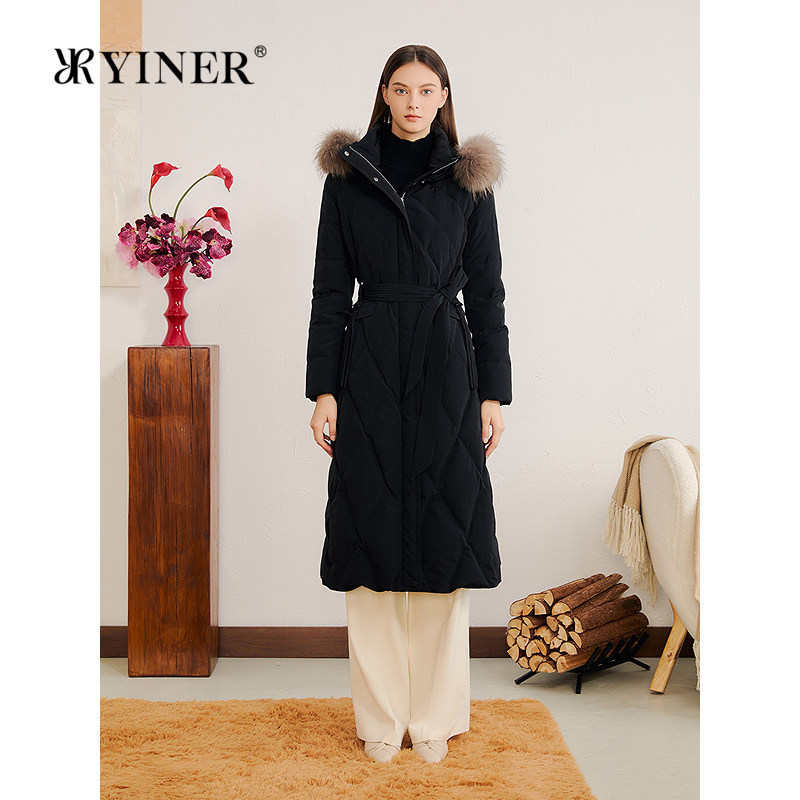 YINER音儿冬季新款法式松弛三醋酸面料貉子毛领S型连帽羽绒服长
