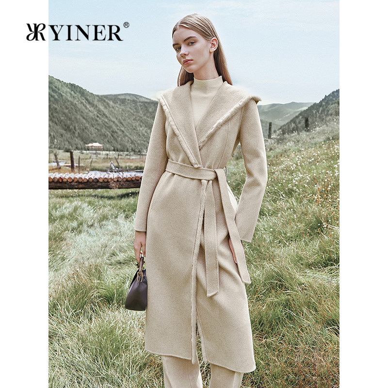 YINER音儿冬季新款阿尔巴斯初剪羊绒连帽貂毛饰边S型长款大衣