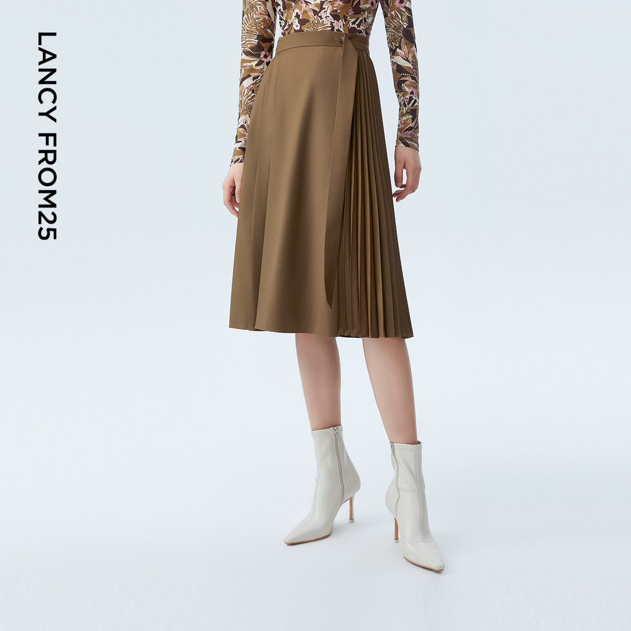 高腰设计 A字版型 不对称压褶