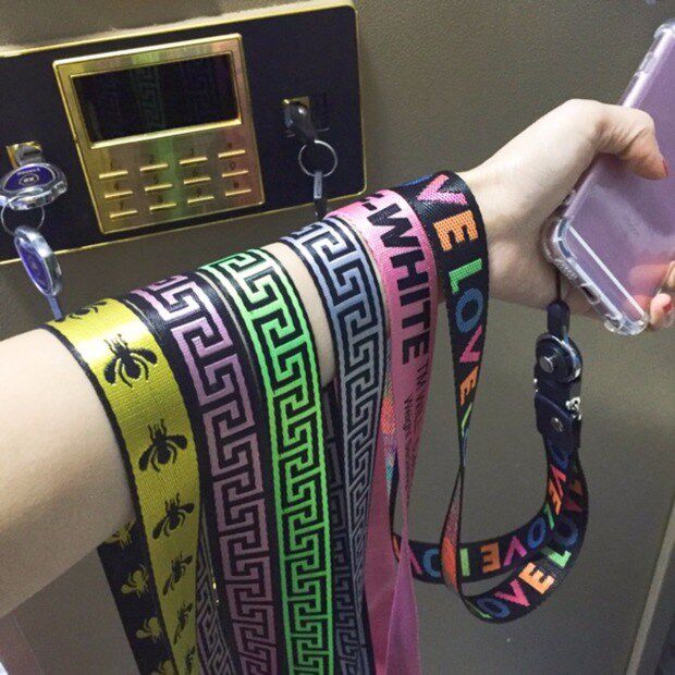 配饰挂脖大气2018手机吊带挂绳时尚 潮款女学生刺绣防摔工作牌在类目 3C数码配件, 手机配件, 手机饰品, 手机挂件/手机链中 - 来自Buy2taobao.com提供专业的淘宝代购服务