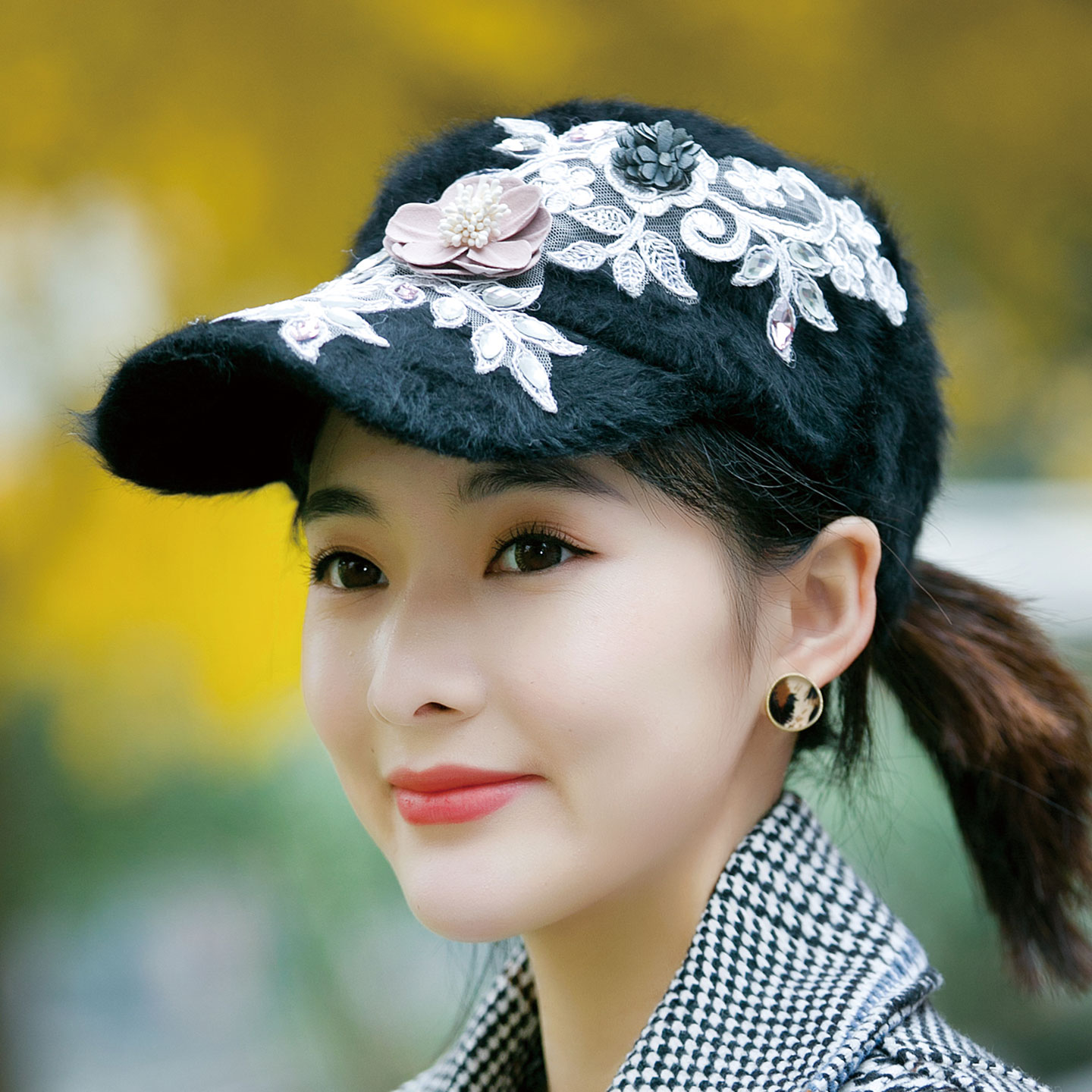 秋冬新款真兔毛鸭舌帽女蕾丝水钻花朵时尚显脸小保暖黑色棒球帽子
