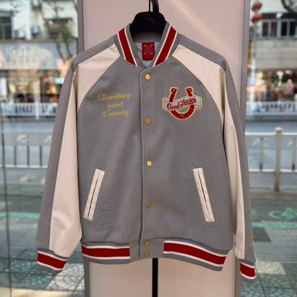 安踏好事发生丨新年款红色棒球服夹克男冬季美式外套女152618709N