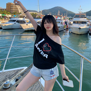 XKSHUO美式复古斜肩腊肠狗短袖T恤女夏季辣妹风一字肩上衣