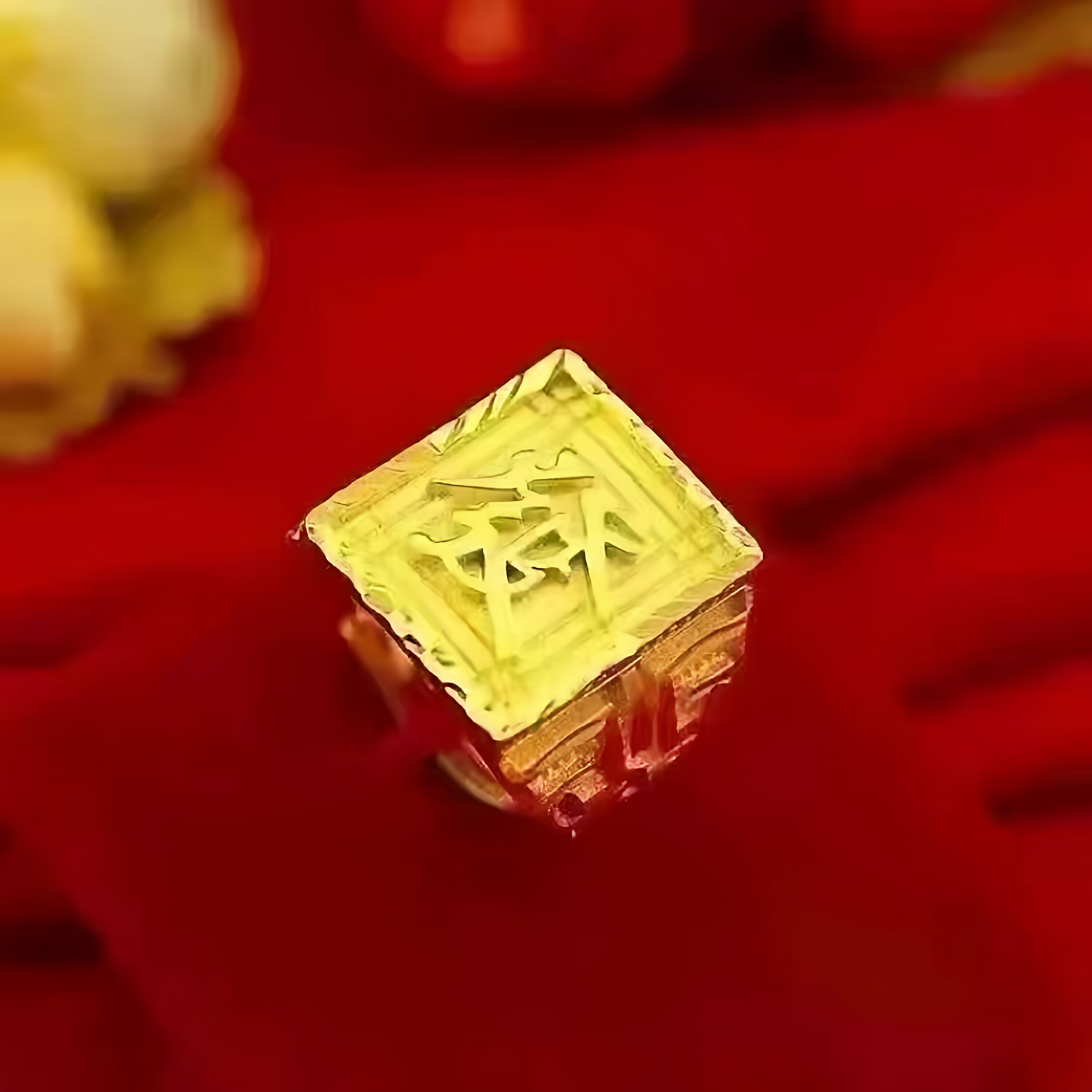 [价值一万]黄金色戒指法院阿里手镯