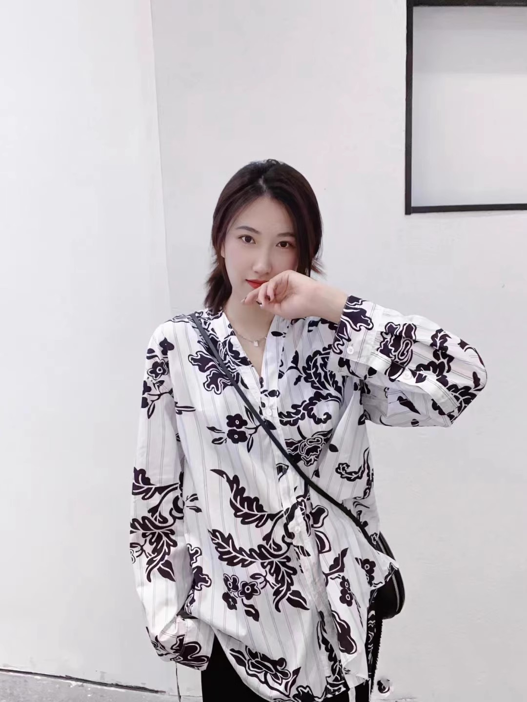 原厂现货 2023年秋季纯棉数码直喷印花个性宽松衬衫女搭配休闲裤怎么看?