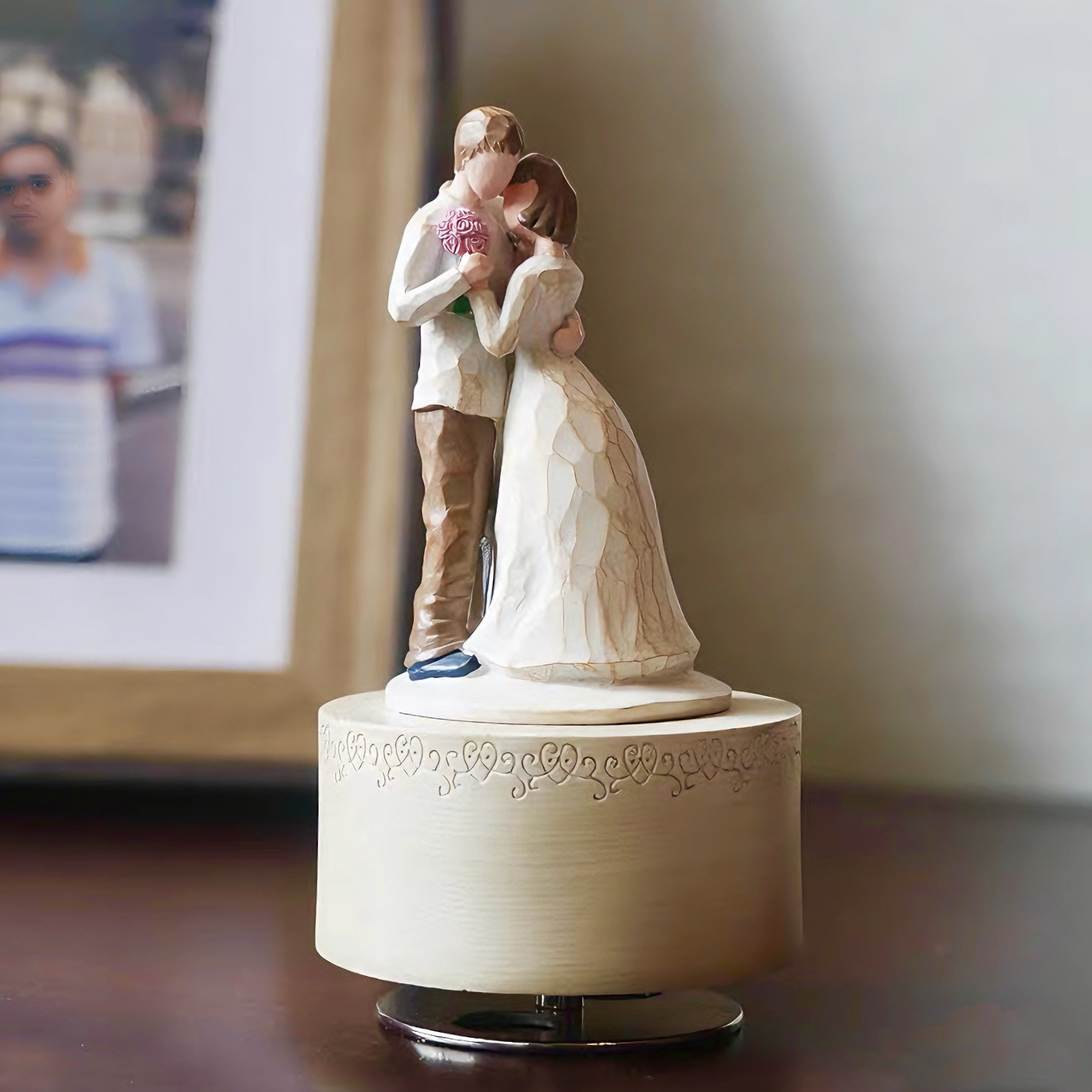 树脂雕刻人物音乐盒