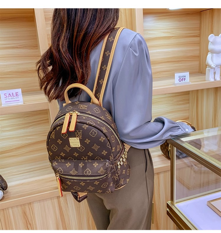 品牌双肩包女2025新款时尚高级感小众大容量真皮洋气百搭旅行背包