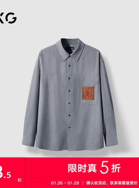 GXG男装 灰色混纺压印LOGO皮标口袋分割设计廓形衬衫24年秋季品