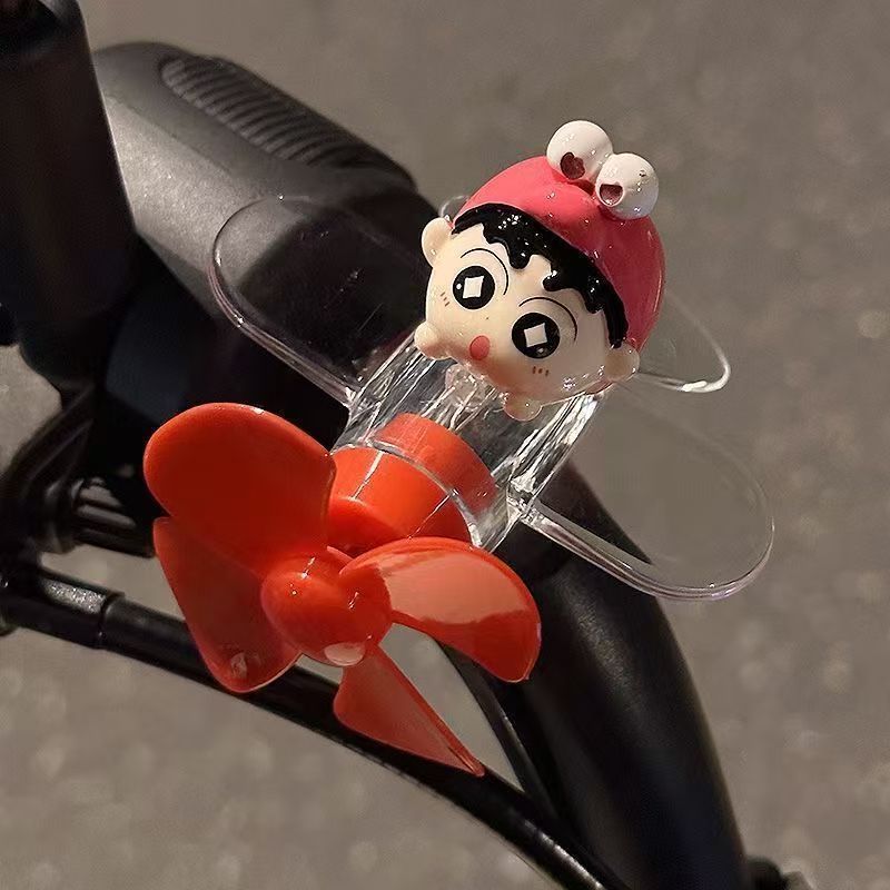 蜡笔小新发光小飞机电动车装饰摆件风力发电LED亮光摩托车载车饰