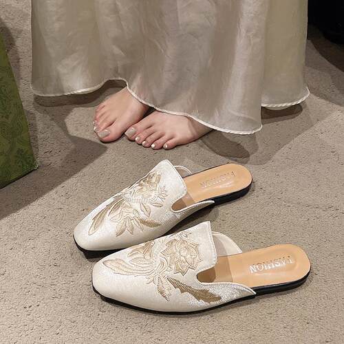 大码女鞋41一43新中式刺绣包头半拖鞋女缎面国风高级感平底穆勒鞋