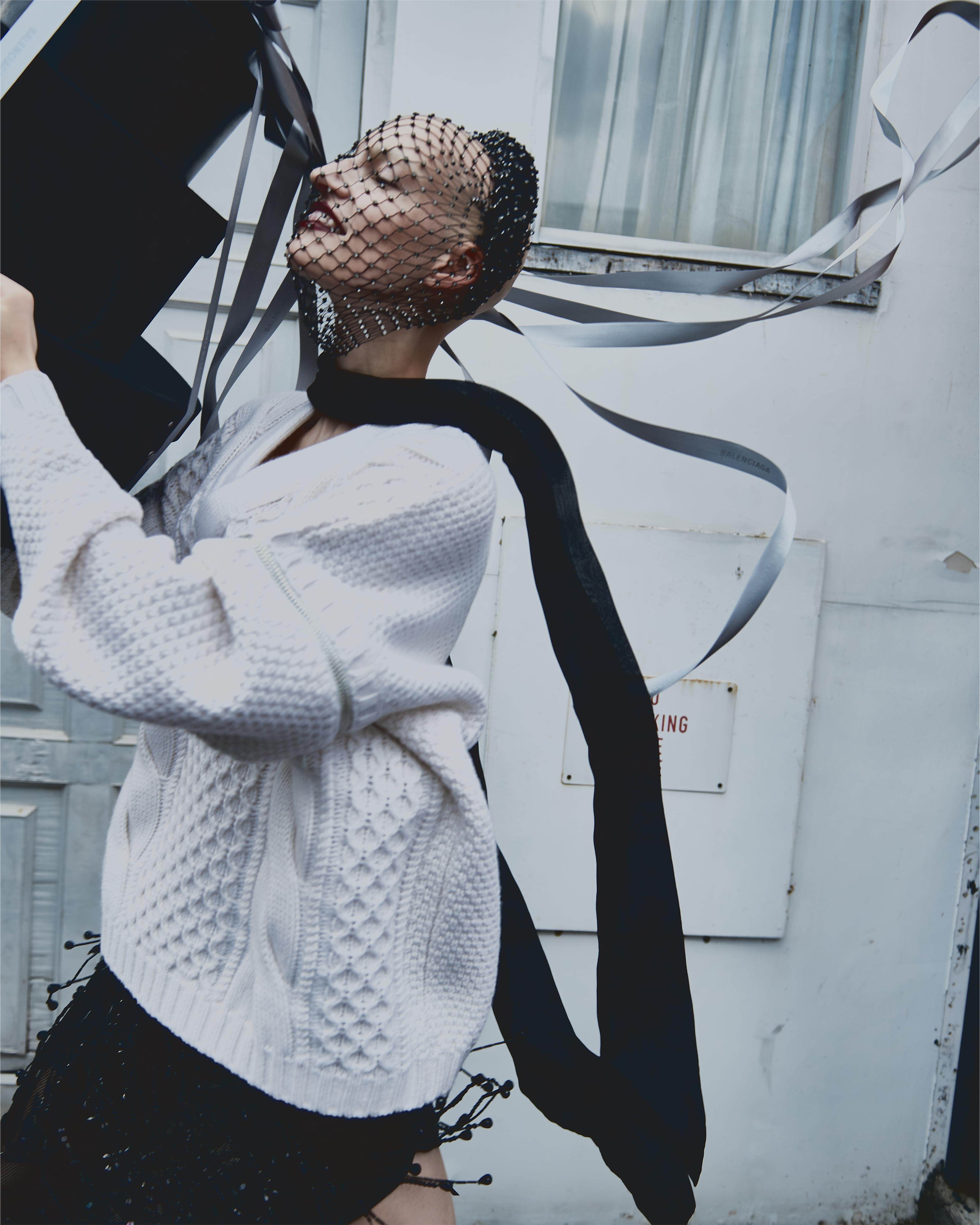 by carrie cyan 解构主义 白色设计感v领羊绒毛衣女