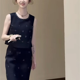 垂感轻薄上衣搭配后开叉半身裙2025女装 俏皮青春洋气圆领时髦无袖