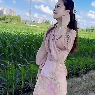 粉色扎染气质遮肉时髦垂感小众甜美风经典 连衣裙 2025夏季 网红女装