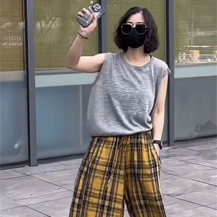 小众上衣搭配黄色格子阔腿裤 2025夏季 无袖 新款 两件套 宽松灰色大码