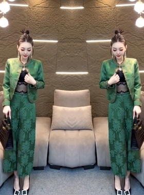网红冬季爆款绿色高贵礼服正肩香风短款外套搭配高腰提花直筒裤女
