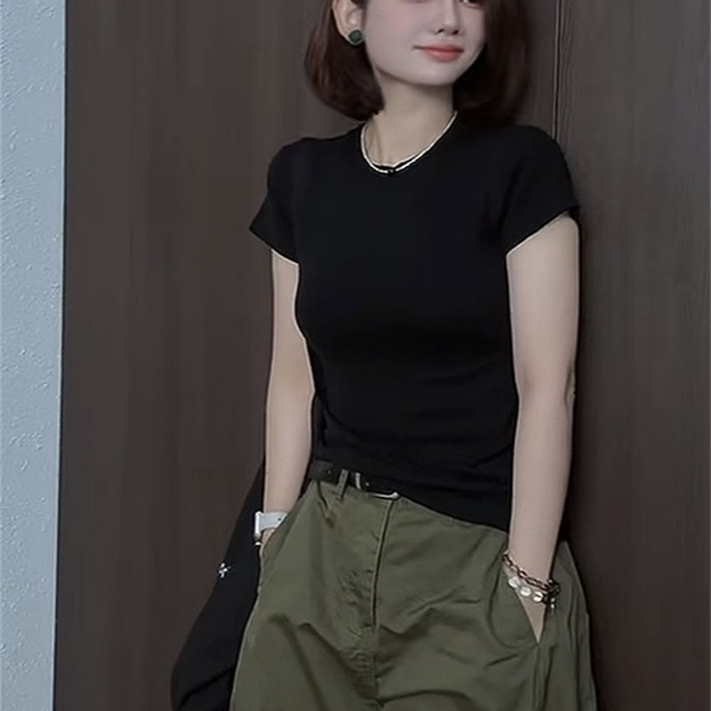 上衣搭配绿色短裤松弛感