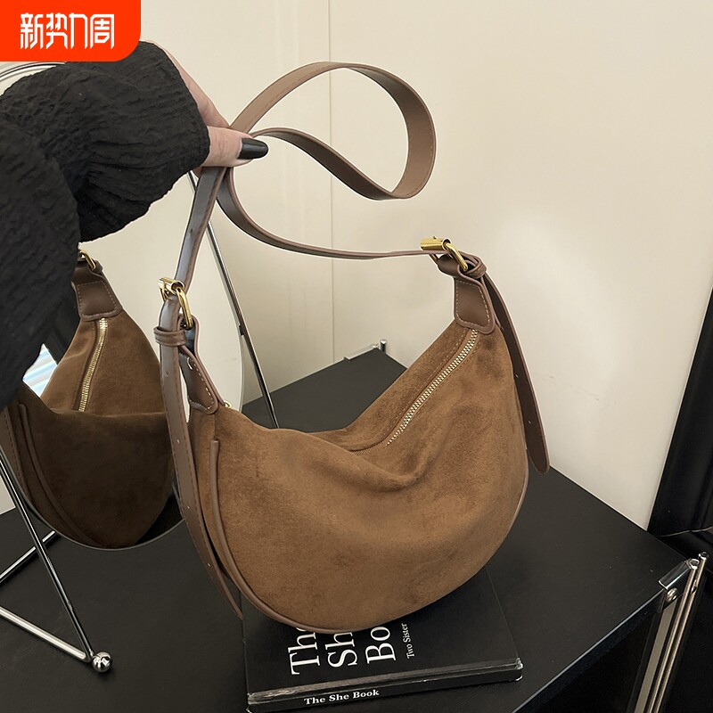 今年流行爆款包包女式2026新款秋冬百搭单肩斜挎包小众磨砂饺子包