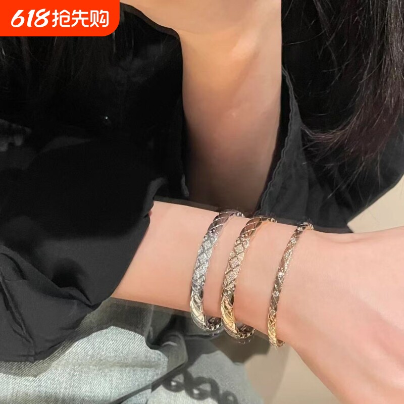 高级感小香风菱格纹手镯女镀厚18k玫瑰金带轻奢小众镶钻黄金宽版