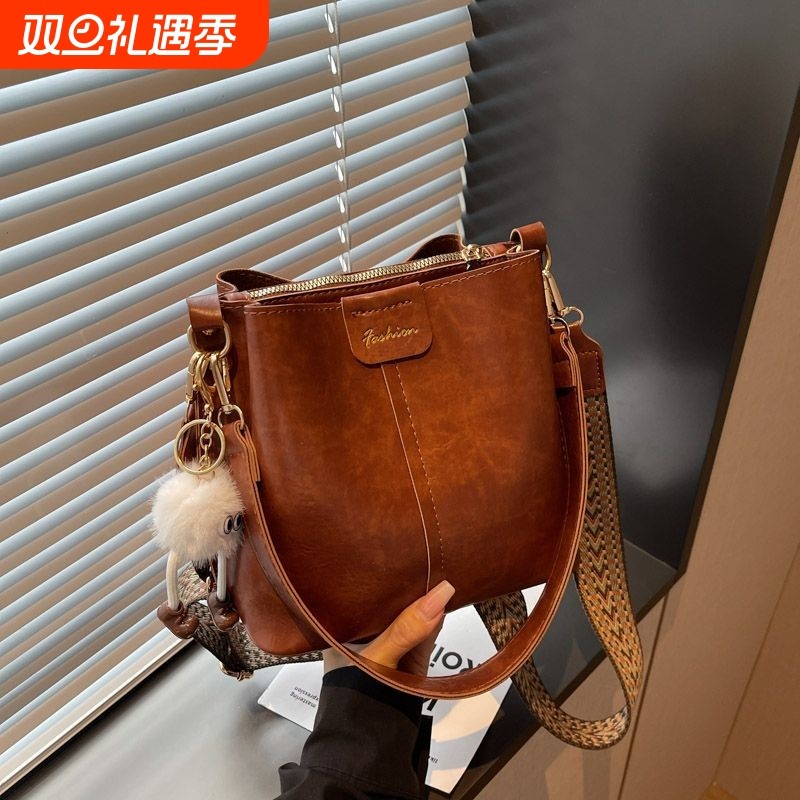 2025包包新款高级水桶时尚秋冬复古小众高颜值通勤单肩设计斜挎包