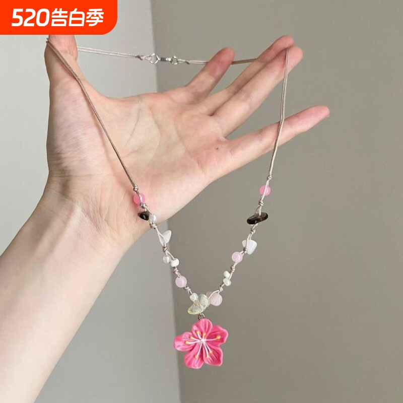 多巴胺彩色串珠花朵项链女2026新款可爱粉色度假风锁骨链配饰吊坠