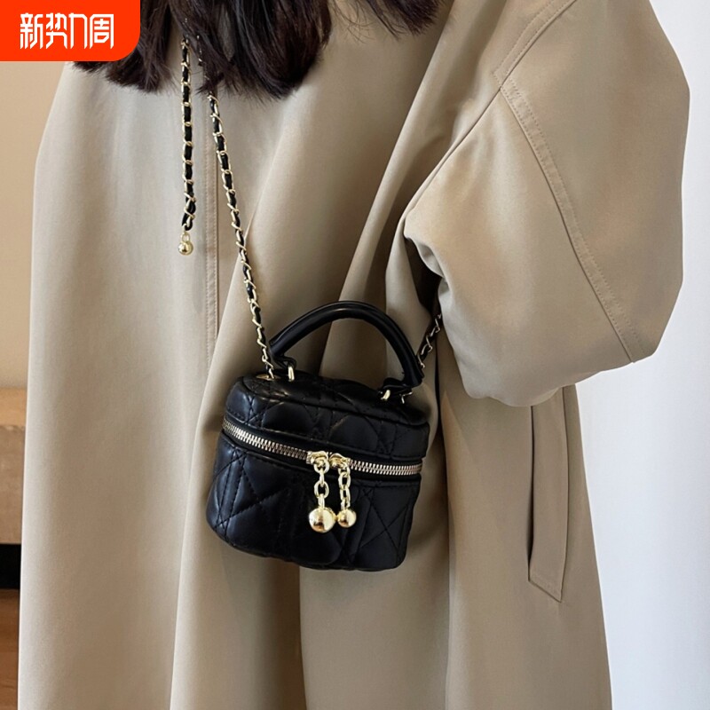 小香风链条包女2026高级感百搭斜挎包迷你手提水桶包白色黑色粉色