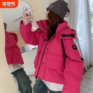 户外今年流行爆款高级感工装风玫红色连帽短款羽绒服女冬季小个子