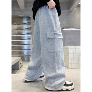 男童裤子春装2026新款中大童休闲运动卫裤秋季宽松儿童阔腿工装裤