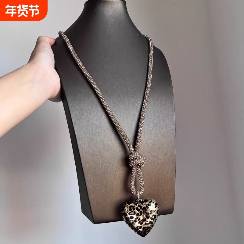 「琥珀流光」爱心豹纹流光小吊坠细闪编绳项链新款长款毛衣链配饰,饰品/流行首饰/时尚饰品新,项链,淘宝优惠券,粉丝福利购,淘宝优惠卷