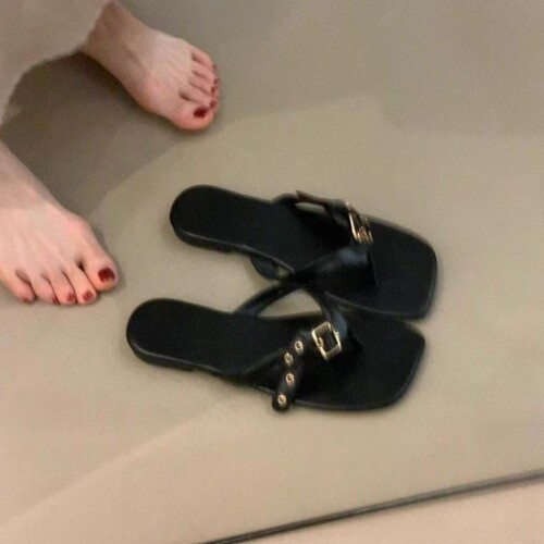意尔康心选法式设计感皮带扣平底黑色凉鞋女休闲软底夹趾人字拖鞋
