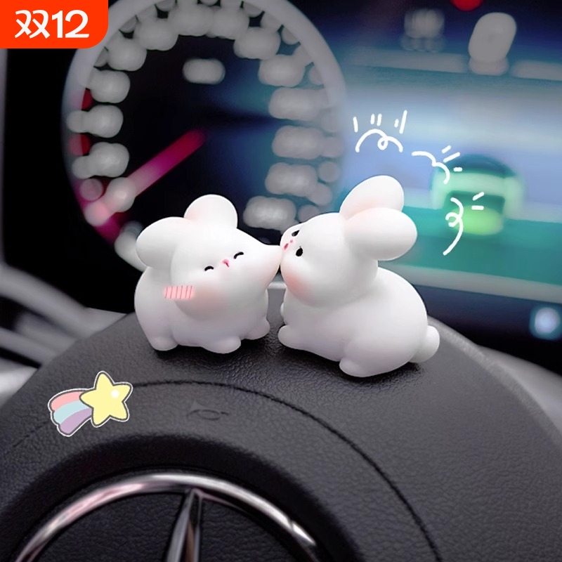 车内饰品摆件网红可爱亲脸小动物汽车中控台屏幕后视镜车载装饰品