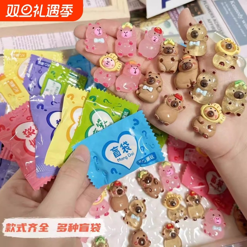 夜光卡通卡皮巴拉盲袋惊喜可爱树脂配饰夜光创意饰品儿童礼物摆件