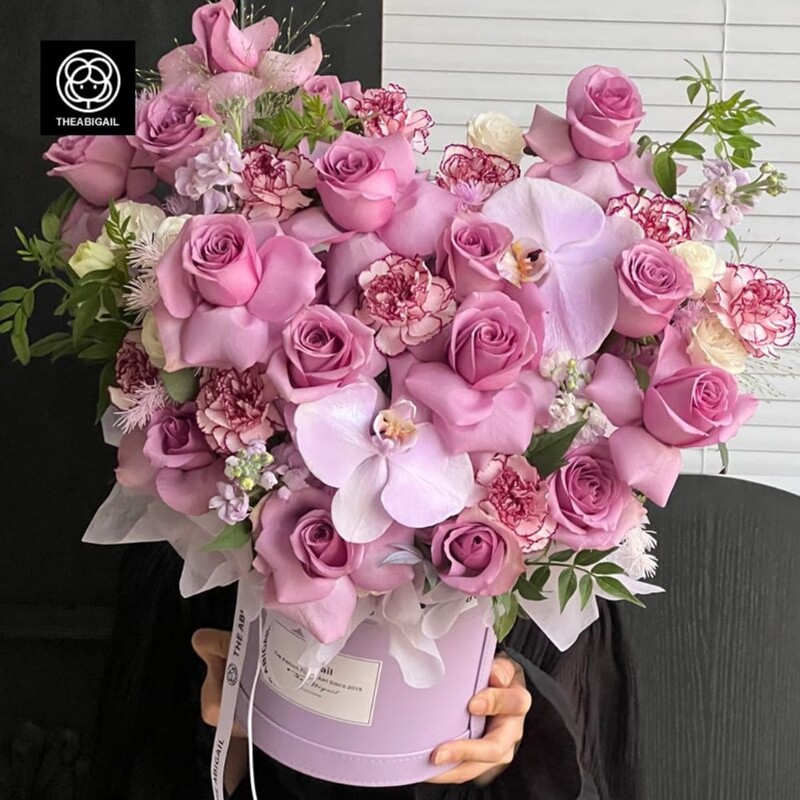 【紫苑凝芳】紫玫瑰蝴蝶兰康乃馨梦幻混搭鲜花抱抱桶送女友老