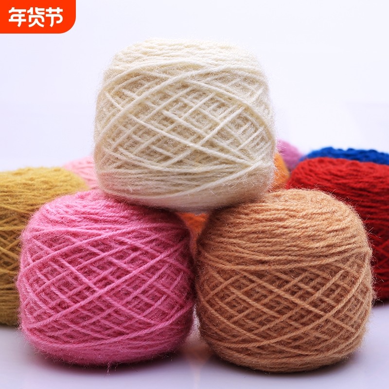 3两大团松鼠绒亮丝毛线团中粗手编线手工diy帽子围巾钩针披肩红色