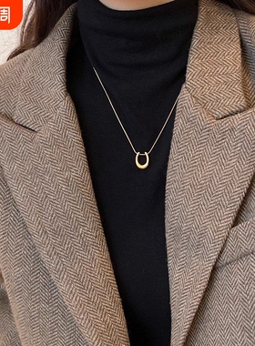 金色马蹄吊坠项链女款2025新款爆款轻奢高级感简约钛钢毛衣链配饰