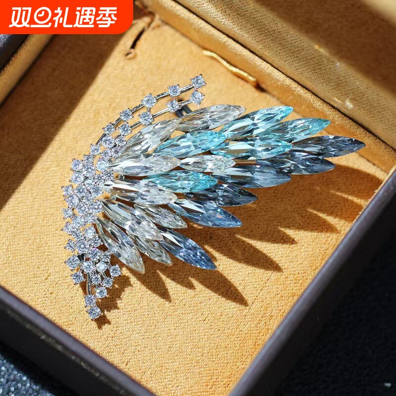 小众设计半面蝴蝶别针优雅渐变水晶胸针时尚昆虫镀金别针男女款