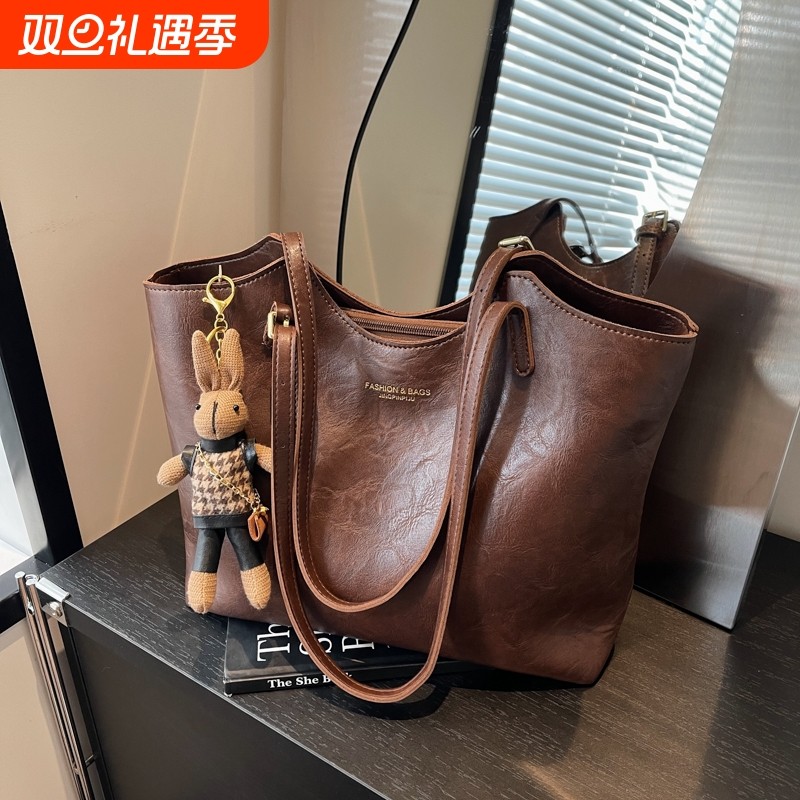 软皮高级感女腋下秋冬新款通勤复古百搭时尚单肩包大容量托特包