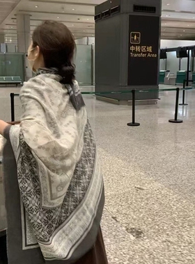 2026新款复古民族风灰色方巾披肩外搭女云南旅游薄款空调房围巾