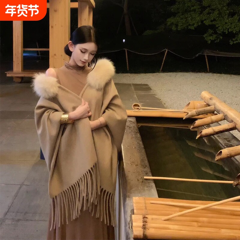 2025新款卡其色毛领披肩女秋冬季氛围感纯色保暖斗篷披风白色流苏