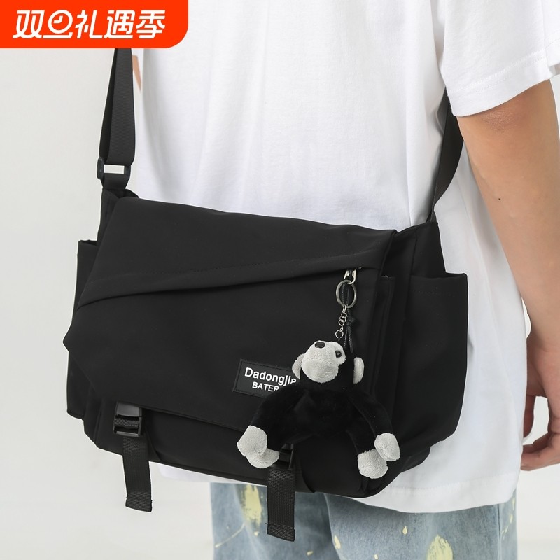 男士斜挎包机能日系风工装邮差包休闲ins大容量男包潮牌单肩包女