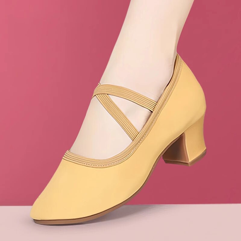 广场舞鞋女2025新款女士跳舞专用软底不累脚舞蹈鞋牛筋底红色中跟