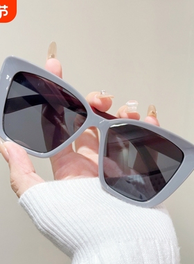 网红同款2025新款个性撞色小框太阳镜高级感圆脸显瘦墨镜潮流白色