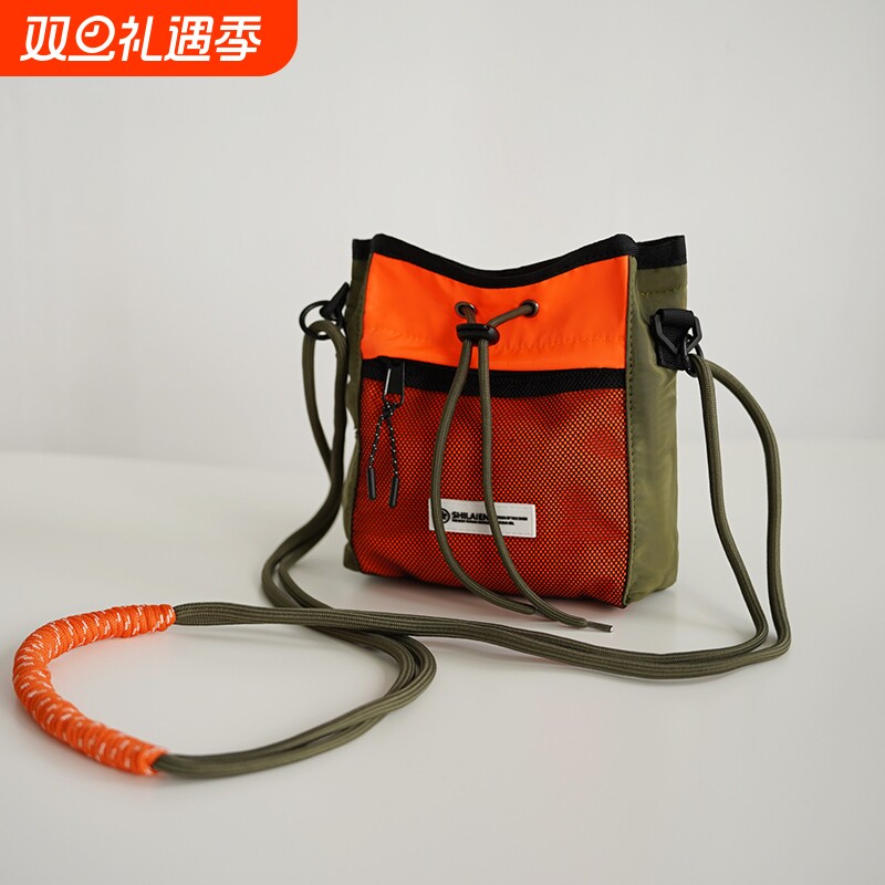 新款山系机能单肩斜挎包男拼色休闲小包抽绳束口2025新款包包女包